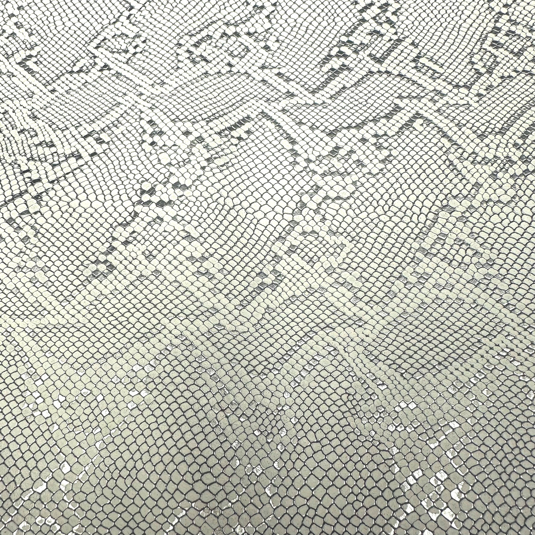 Schuh- & Taschenleder „Python Weiß mit Silberakzenten“ – Rindleder mit 3D-Reptilprägung & Metallic-Finish