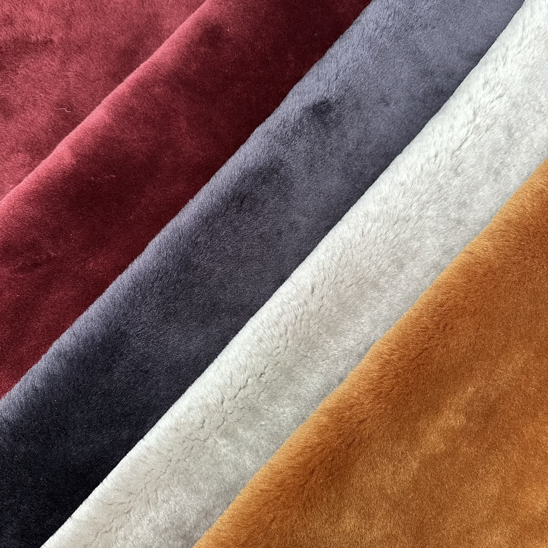 Hochwertige Lammfelle in Rot (Weinrot), Beige, Anthrazit und Cognac, Doubleface, Rückseite Kariert