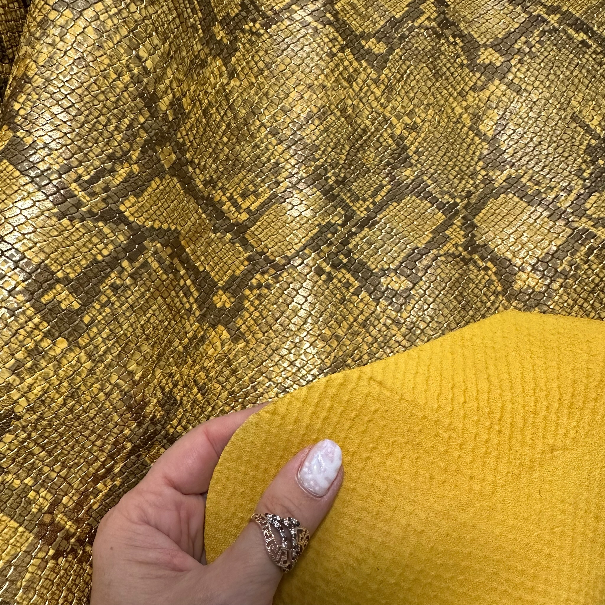 Schuh- & Taschenleder „Python Gold“ – Rindleder mit 3D-Reptilprägung & Metallic-Finish