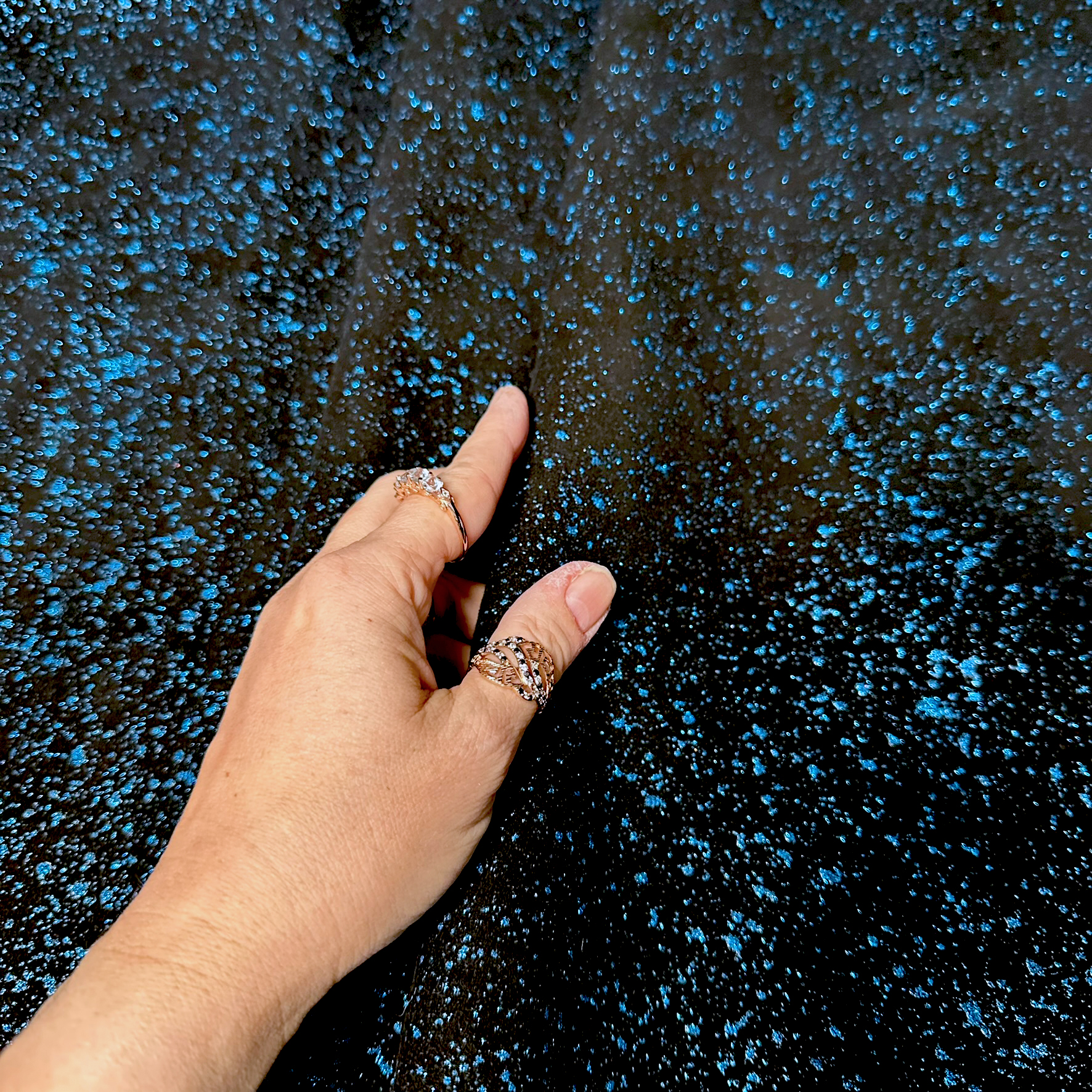 Schuh- & Taschenleder „Blauer Glitteruniversum“ – Schwarzes Lammleder mit Glitter in Blau-Metallic 