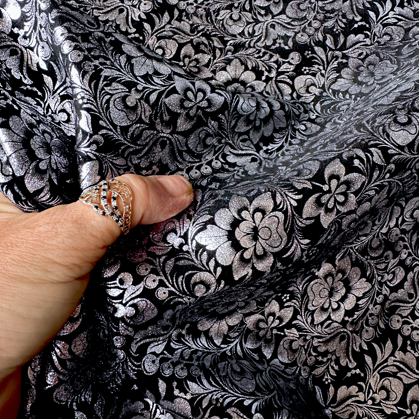Schuh- & Taschenleder „Blumen mit Silberglanz auf Schwarz“ – Rindleder mit Metallic-Folierung