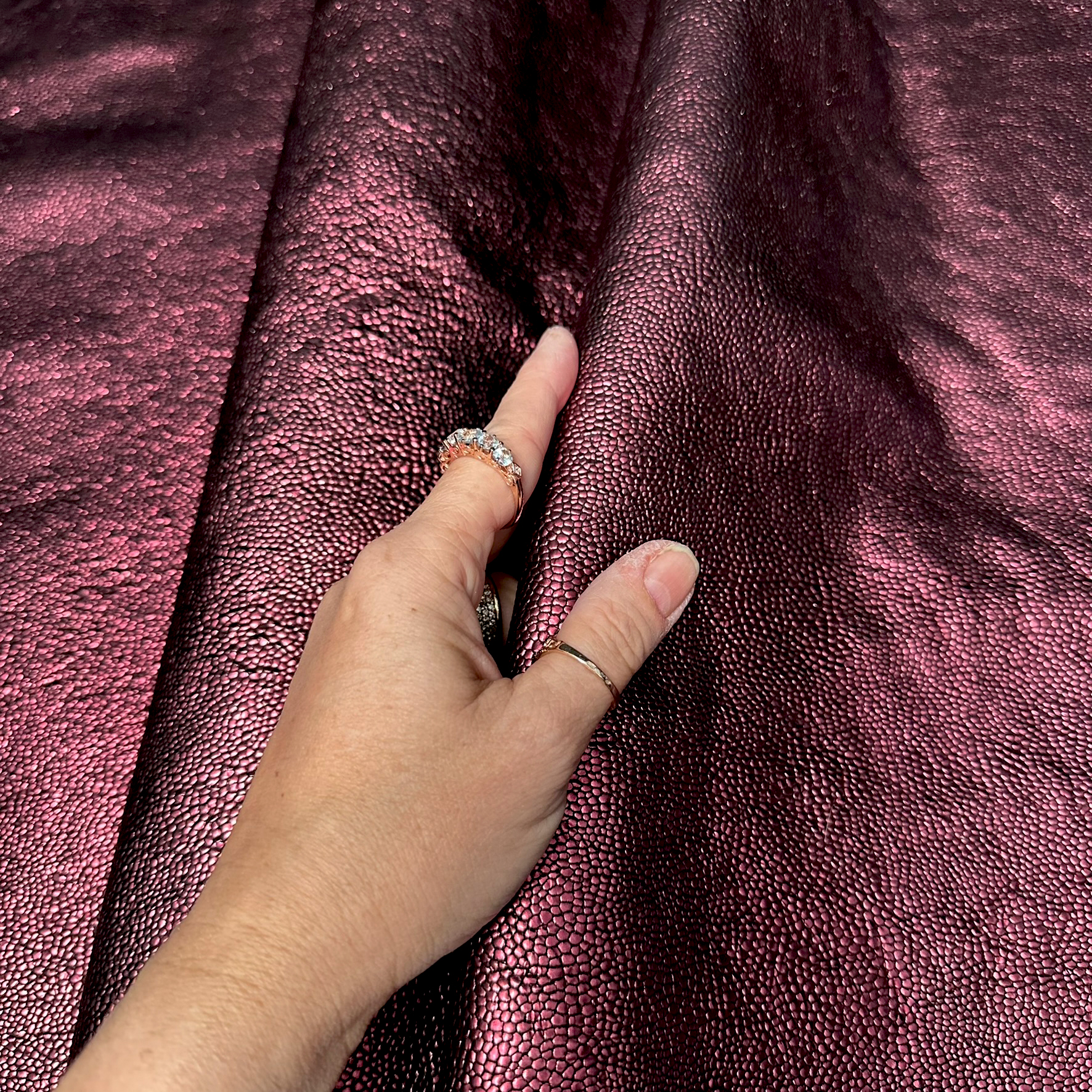 Schuh- & Taschenleder „Weinrot Metallic Noppe“ – Rindleder mit 3D-Noppenstruktur  