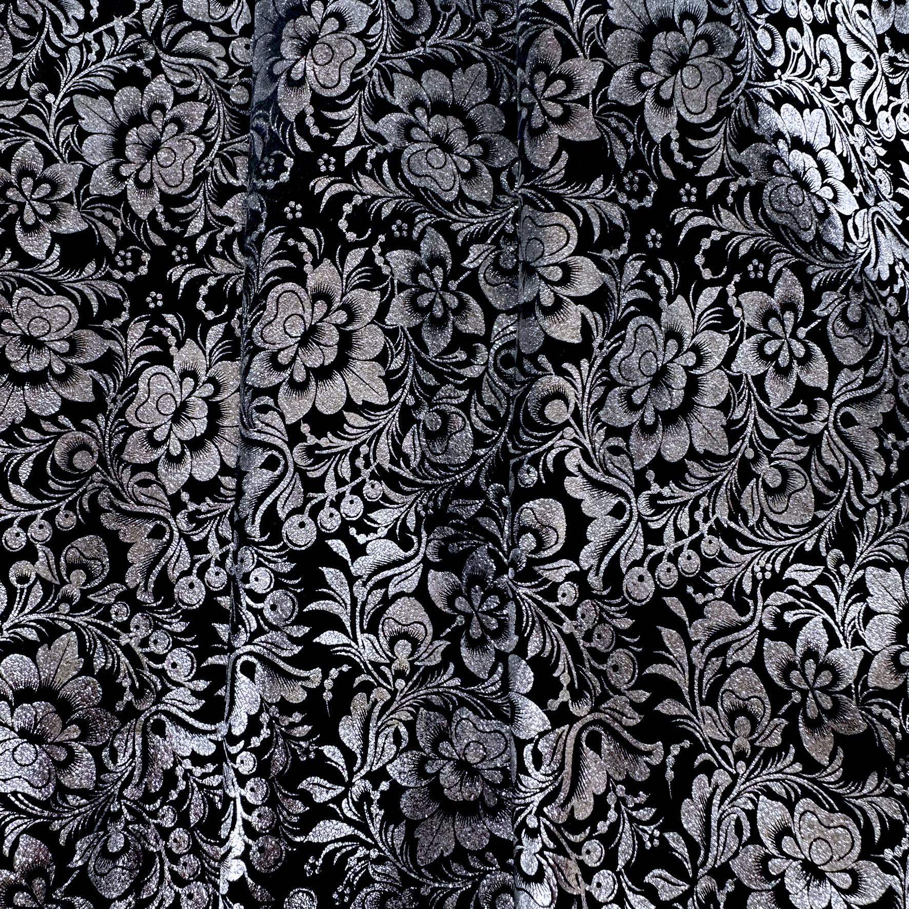 Schuh- & Taschenleder „Blumen mit Silberglanz auf Schwarz“ – Rindleder mit Metallic-Folierung