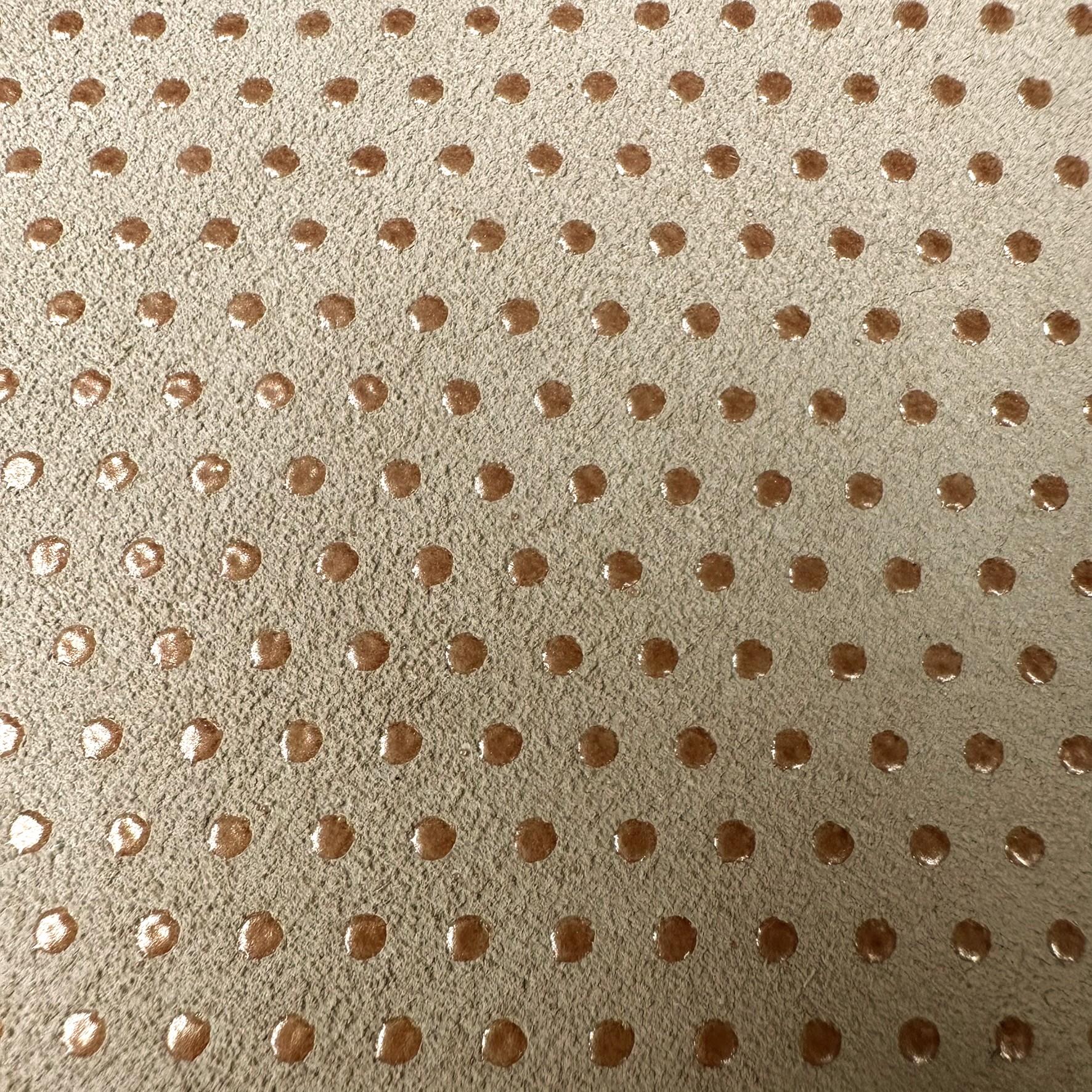 Schuh- & Taschenleder „Lackpunkte in Kupfer auf Sand“ – Rindleder mit einem leichte 3D Muster