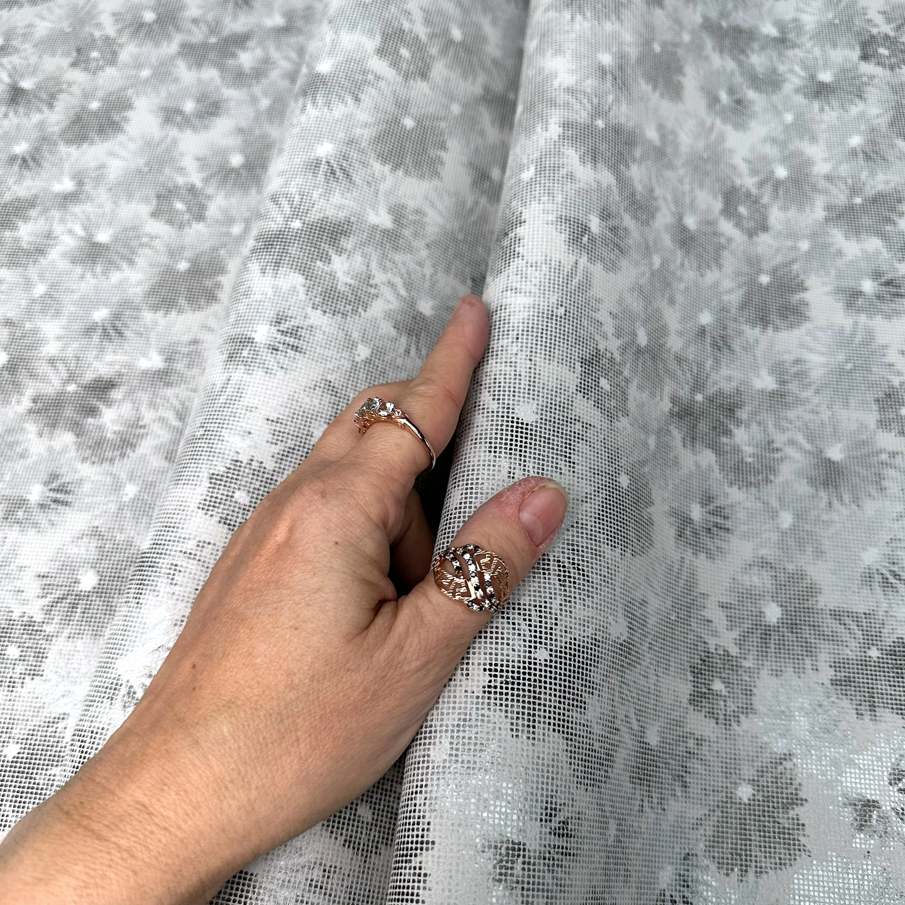 Schuh- & Taschenleder „Monochrome Blumen mit Silberglanz in Pixeloptik “ – Nubuk-Rindleder mit Folierung