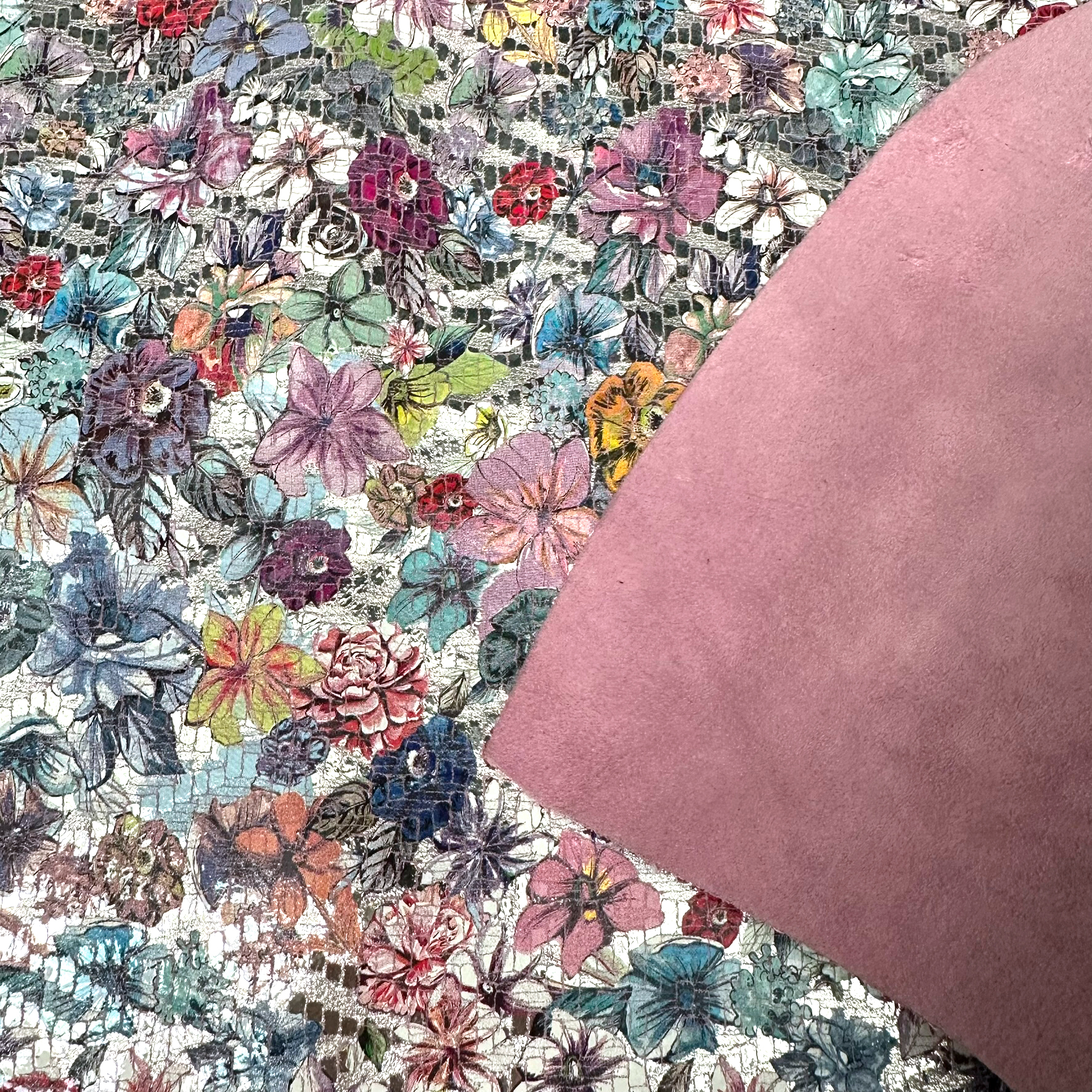 Schuh- & Taschenleder „Blumenmeer Multicolor mit Silberakzenten“ – Rindleder mit floraler Folierung in Mosaikoptik 