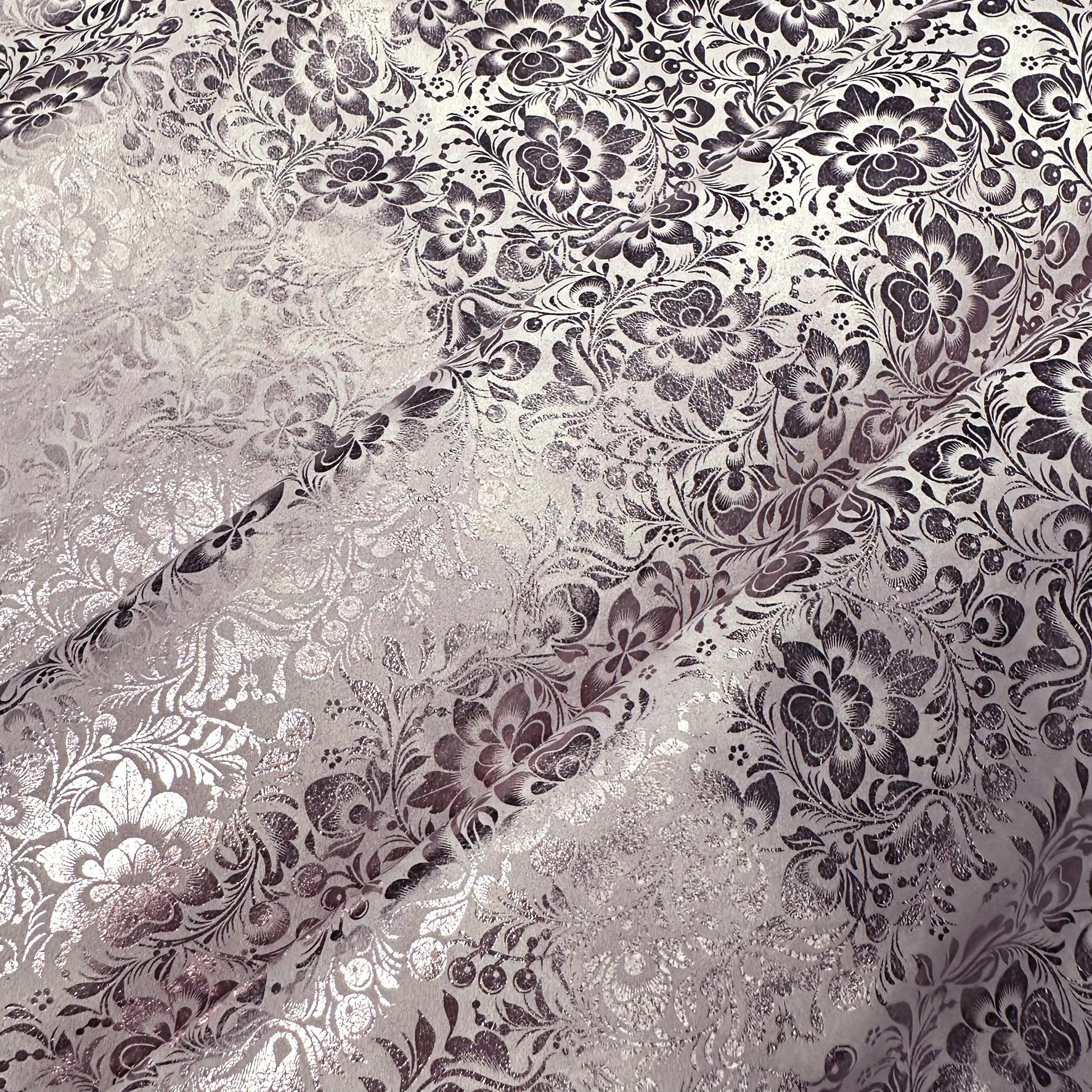 Schuh- & Taschenleder „Blumen mit metallischem Roséglanz auf Hellgrau“ – Rindleder mit Metallic-Folierung 