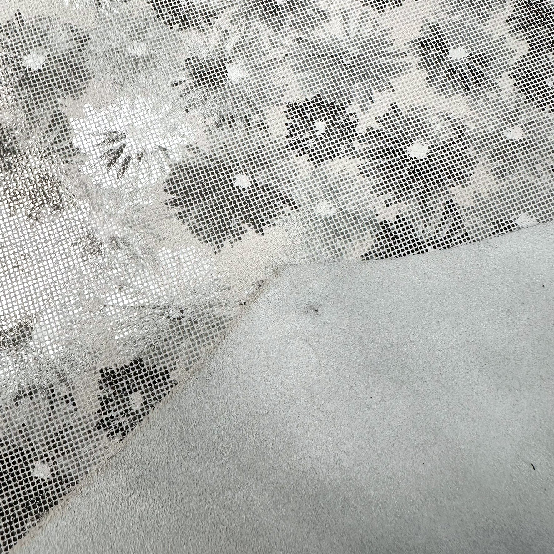 Schuh- & Taschenleder „Monochrome Blumen mit Silberglanz in Pixeloptik “ – Nubuk-Rindleder mit Folierung