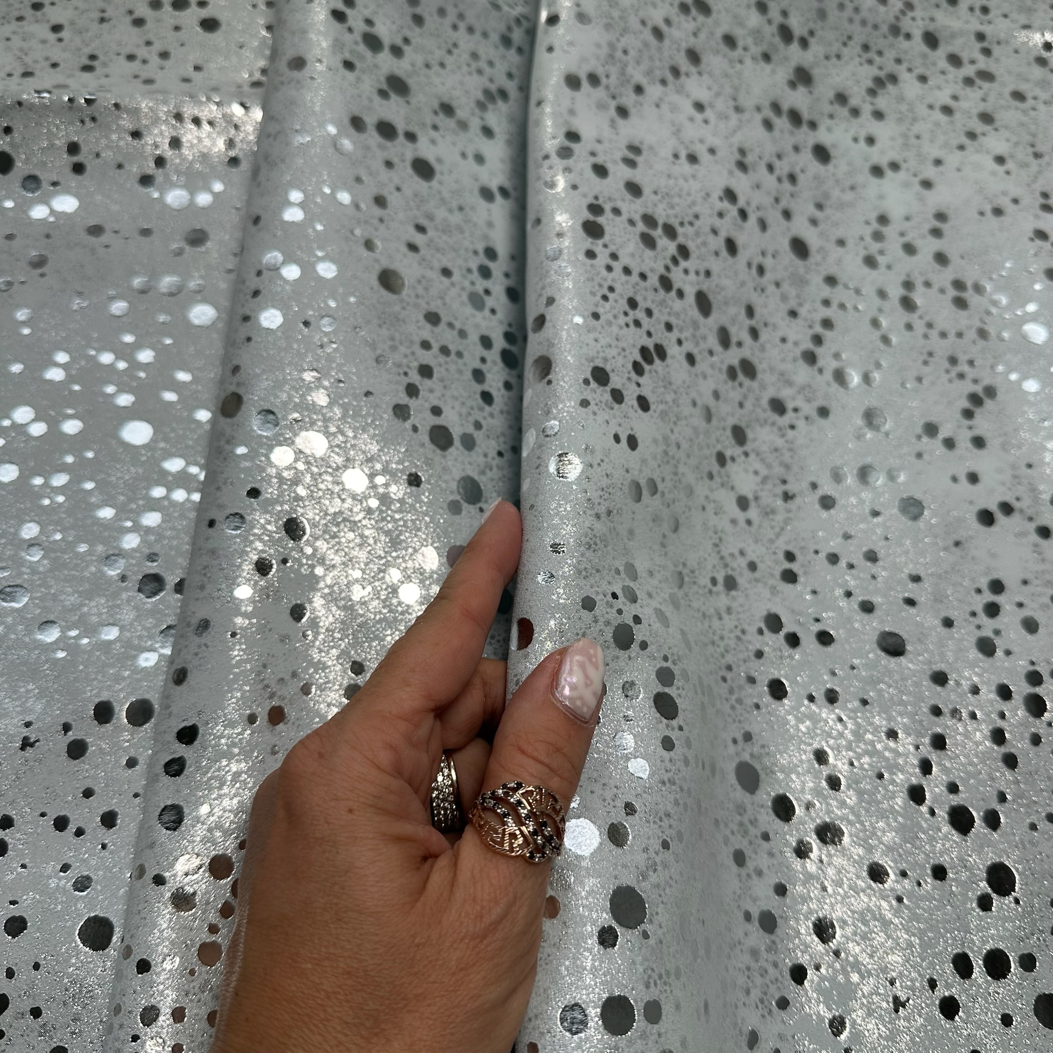 Schuh- & Taschenleder „Punkte in Silber auf Hellgrau“ – Rindleder mit Metallic-Folierung