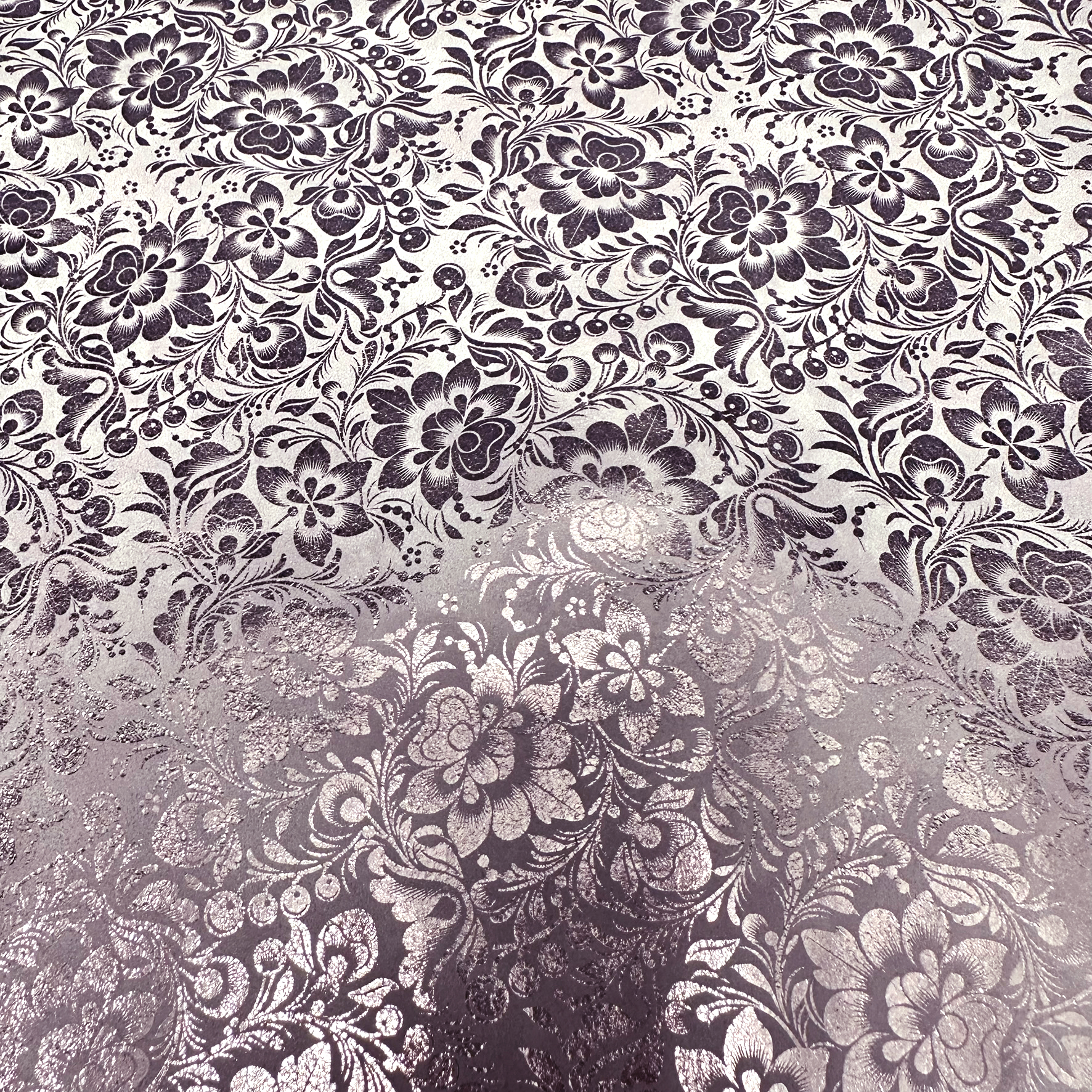 Schuh- & Taschenleder „Blumen mit metallischem Roséglanz auf Hellgrau“ – Rindleder mit Metallic-Folierung 