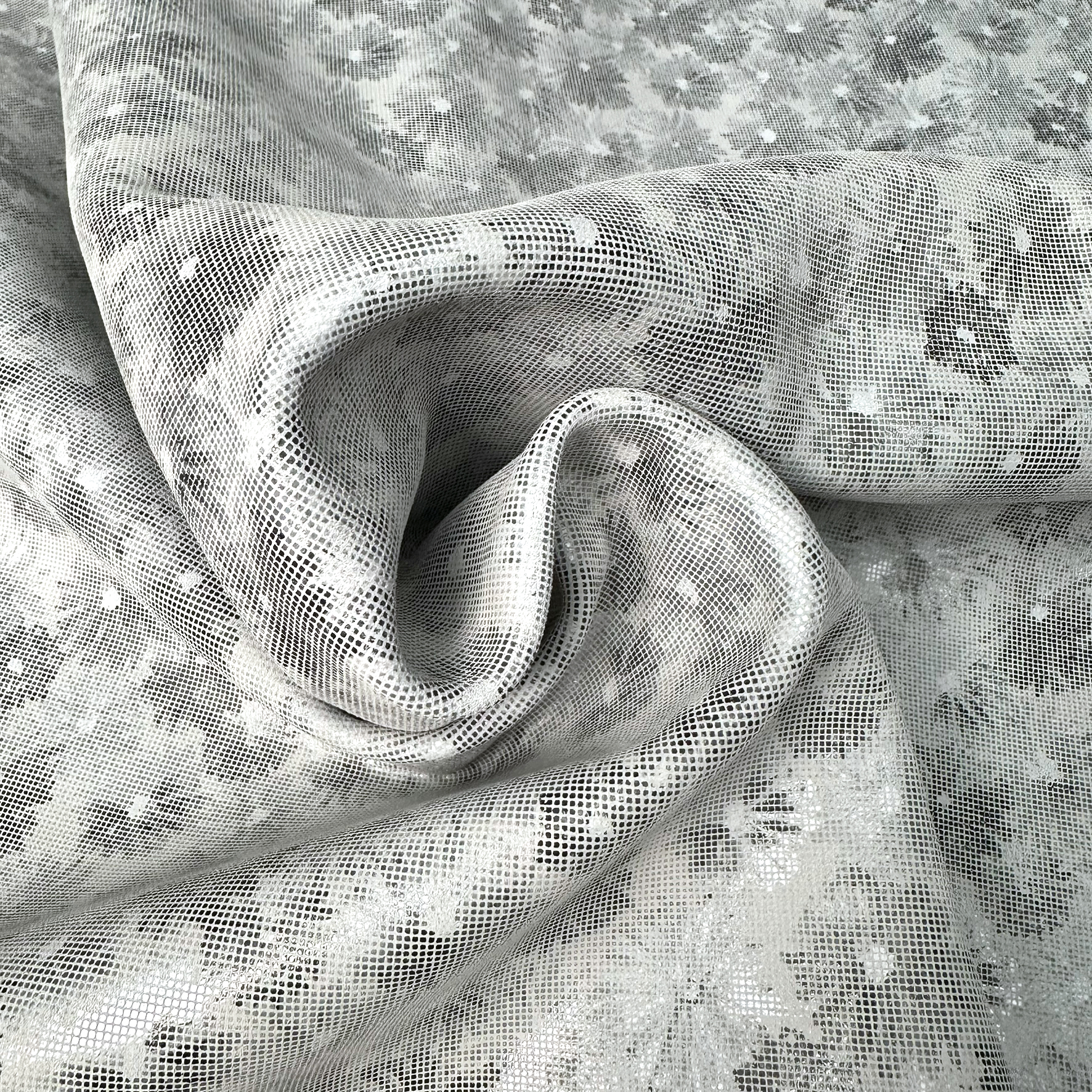 Schuh- & Taschenleder „Monochrome Blumen mit Silberglanz in Pixeloptik “ – Nubuk-Rindleder mit Folierung