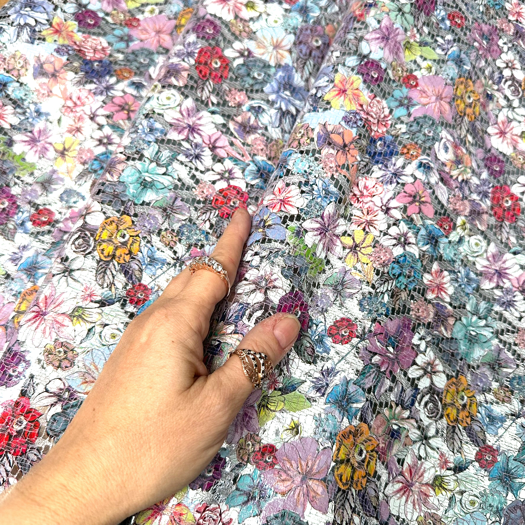 Schuh- & Taschenleder „Blumenmeer Multicolor mit Silberakzenten“ – Rindleder mit floraler Folierung in Mosaikoptik 